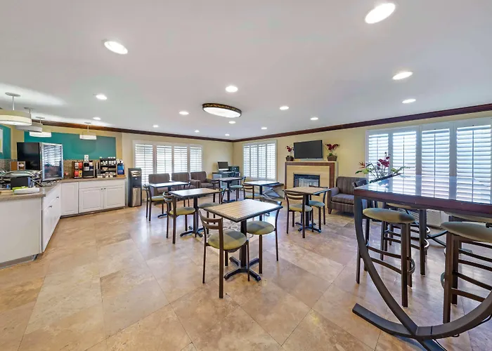 Best Western Harbour Inn & Suites Huntington - Sunset Beach